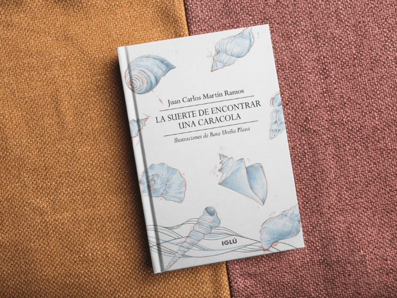 La suerte de encontrar una caracola, publicado por editorial Iglú. Ganador del Premio Fundación Cuatrogatos 2025