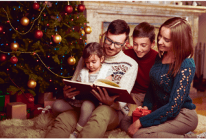 familia leyendo en navidad