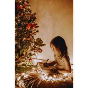 niña con libro de reyes