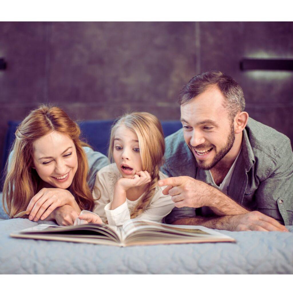 Familia leyendo