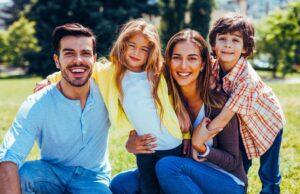 familia reunida feliz