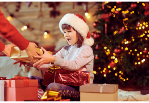niña recibiendo regalo