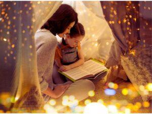 Madre e hija leyendo