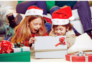 niños con regalo