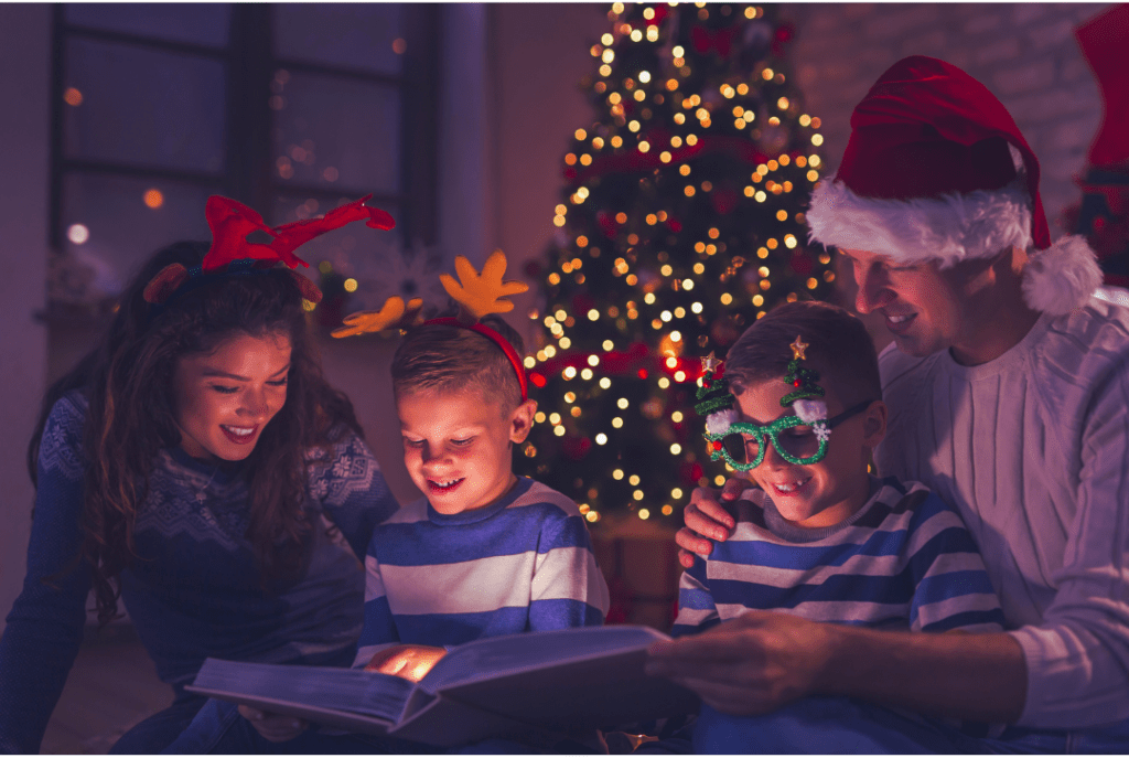 familia leyendo en navidad