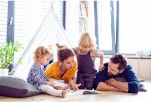 familia leyendo