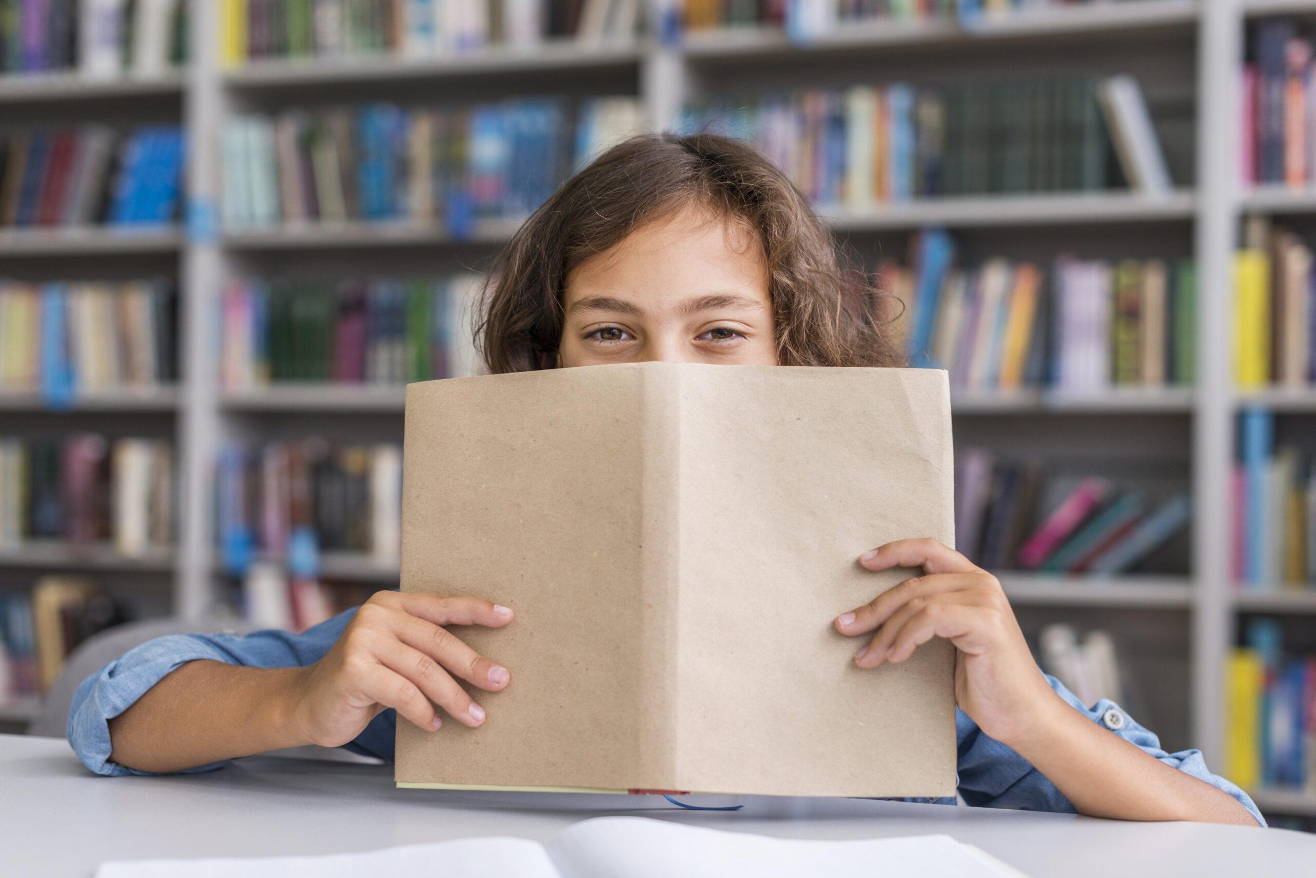 Niño en la biblioteca aplicando estrategias para mejorar la comprensión lectora en el aula. 