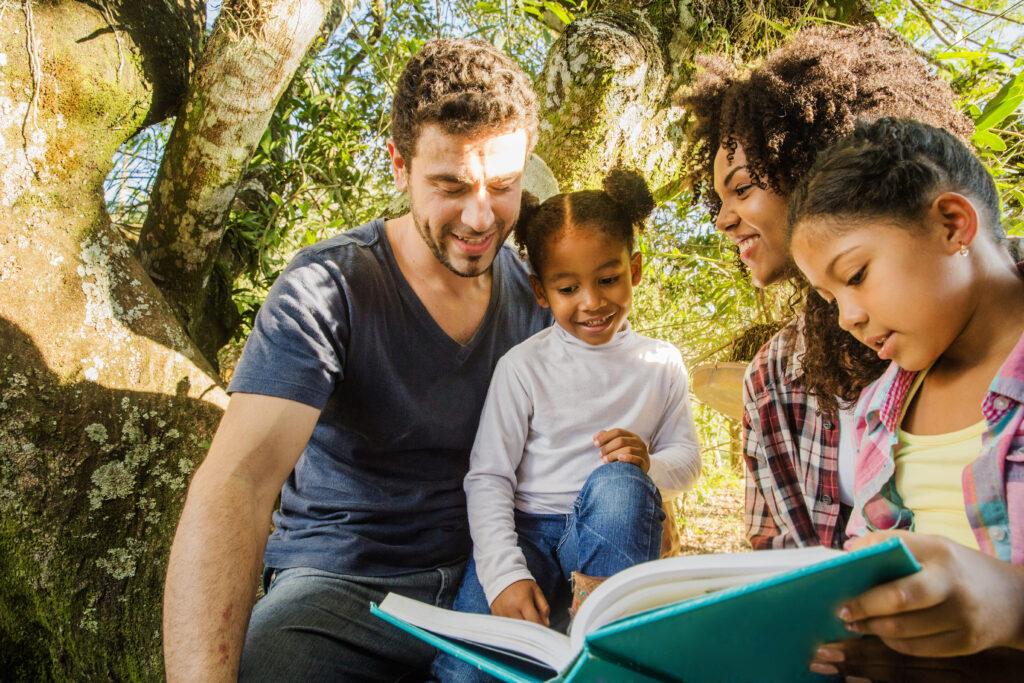 Padres formentando el hábito de la lectura en sus hijos.