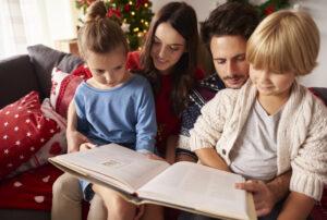 familia leyendo libros infantiles en compañia de sus hijos.
