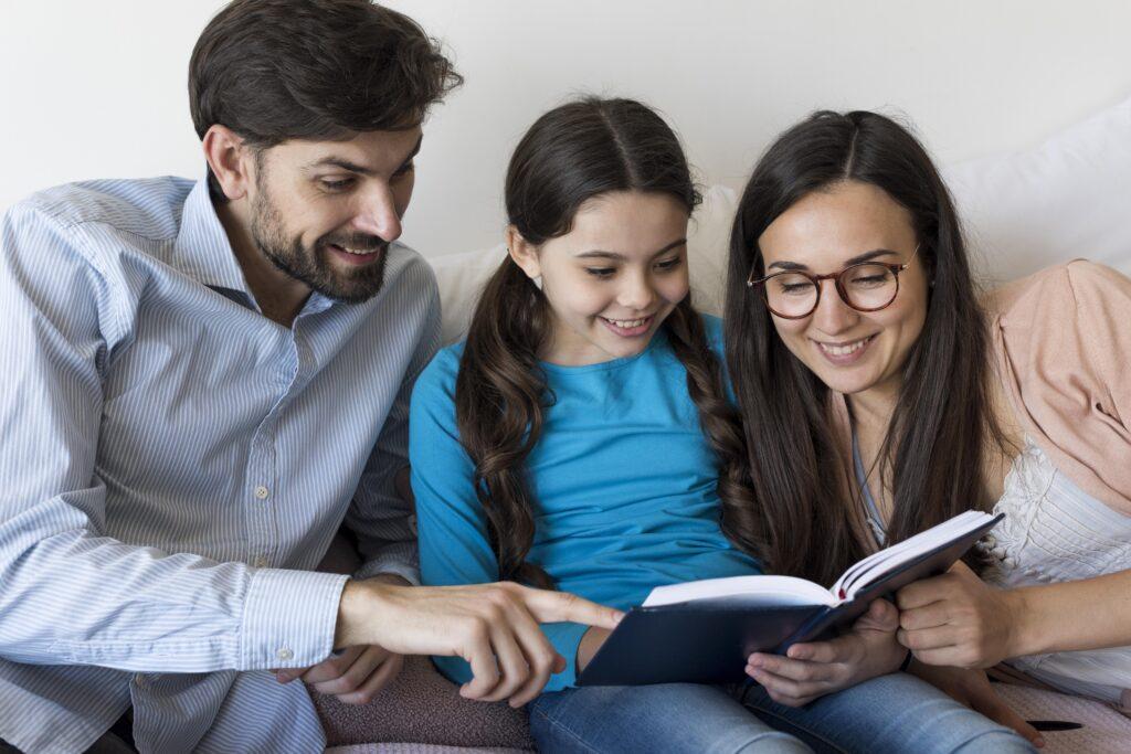 Familia unida leyendo en compañía de su hija.