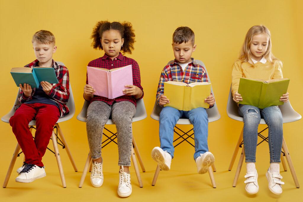 Niños aprovechando los beneficios de leer libros de calidad
