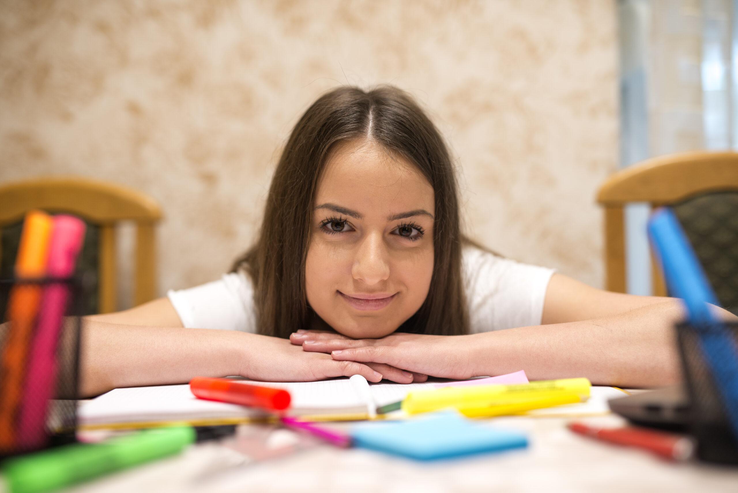 Niña estudiando en casa, aplicando métodos para mejorar la comprensión lectora